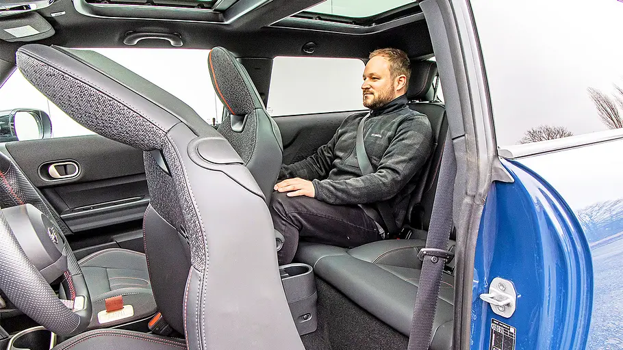 Blick in den Fond des Mini Cooper JCW.