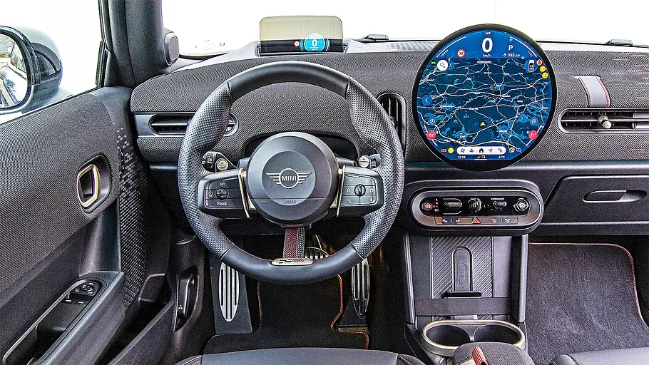 Blick auf die Armaturen im Innenraum des Mini Cooper JCW.