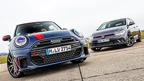 Blick von schräg vorne auf den Mini Cooper JCW und VW Polo GTI. - Foto: Daniela Loof