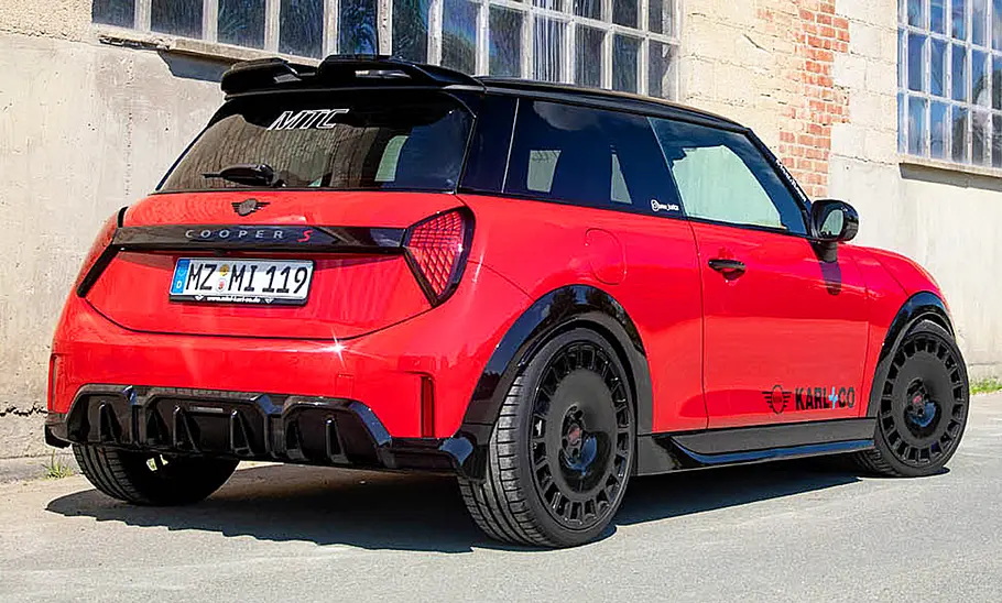 Der Mini Cooper S (F66) von Maxi-Tuner stehend von schräg hinten