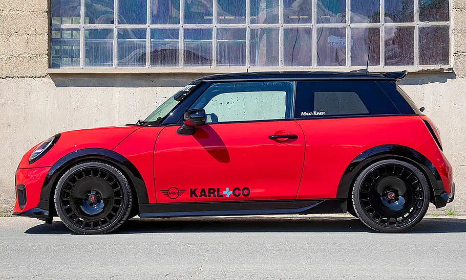 Der Mini Cooper S (F66) von Maxi-Tuner stehend seitlich