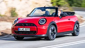 Blick von schräg vorne auf das fahrende Mini Cooper S Cabrio (2025). - Foto: Mini