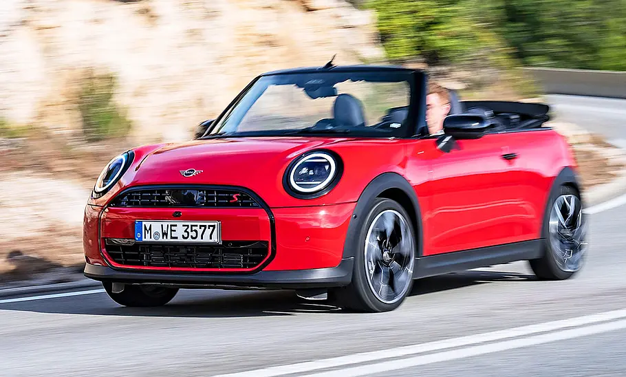Mini Cooper S Cabrio (2025) Blick von schräg vorne auf das fahrende Mini Cooper S Cabrio (2025).