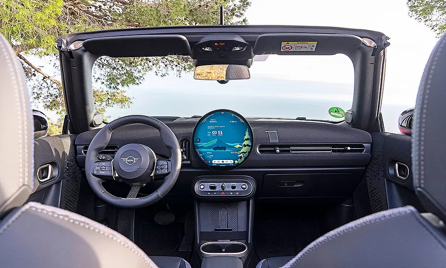 Mini Cooper S Cabrio (2025) Blick auf die Armaturen im Innenraum des Mini Cooper S Cabrio (2025).