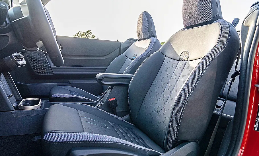 Mini Cooper S Cabrio (2025) Blick auf die Vordersitze im Innenraum des Mini Cooper S Cabrio (2025).