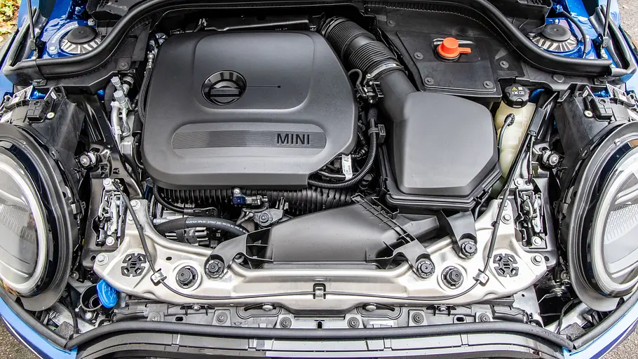 Mini Cooper S und Cooper SE Der Motorraum des Mini Cooper S.