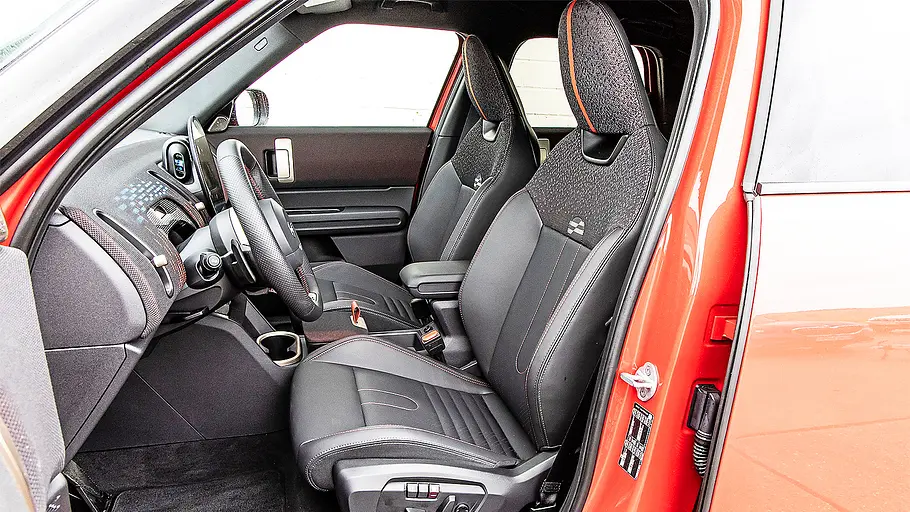 Blick auf die Vordersitze im Innenraum des Mini Countryman.