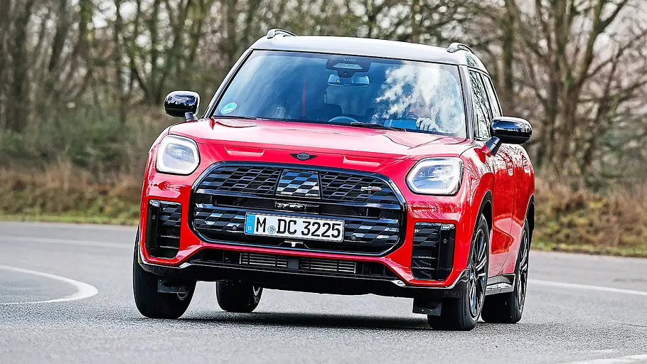 Blick von schräg vorne auf den fahrenden Mini Countryman.