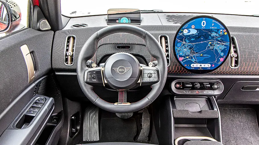 Blick auf die Armaturen im Innenraum des Mini Countryman.