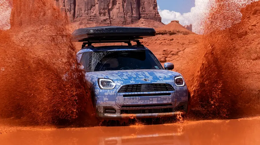 Mini Countryman Edition bei der Erprobung Mini Countryman Edition bei der Erprobung in den Rocky Mountains, fotografiert bei Wasserdurchfahrt von vorne.