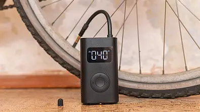 Mini-Fahrradpumpen im Angebot - Foto: Imago