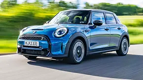 Ein Mini Fünftürer fahrend von schräg links. - Foto: Mini