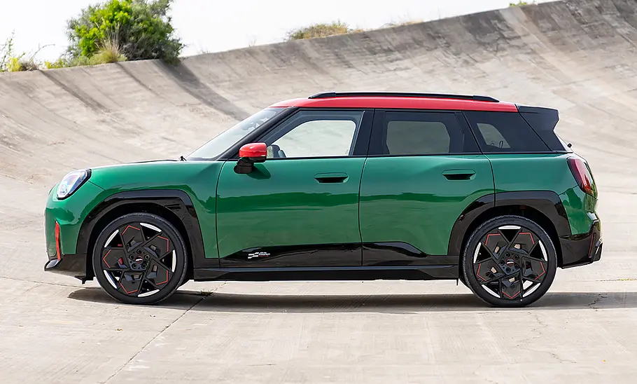 Mini JCW Aceman (2025) von der Seite vorne, stehend.