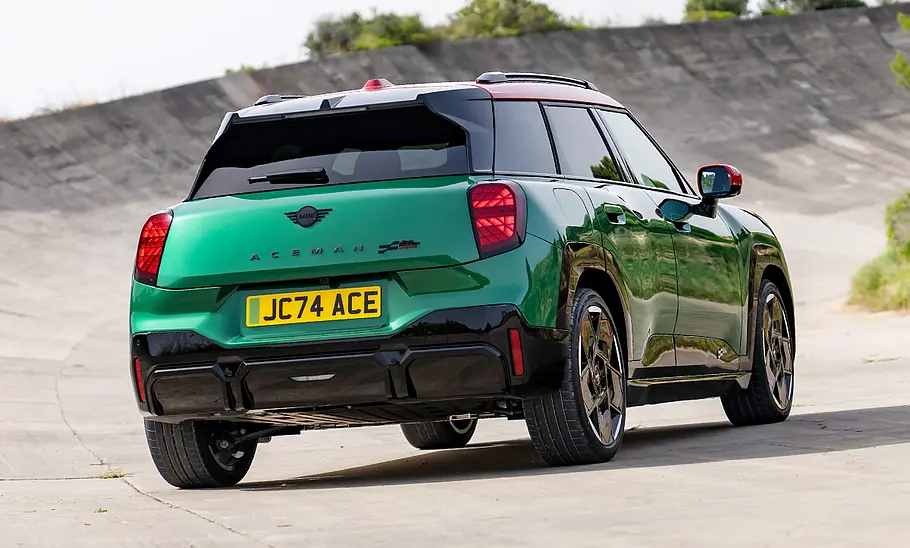 Mini JCW Aceman (2025) von schräg hinten, stehend.