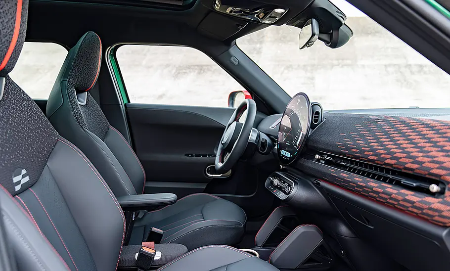 Die Vordersitze des Mini JCW Aceman (2025).