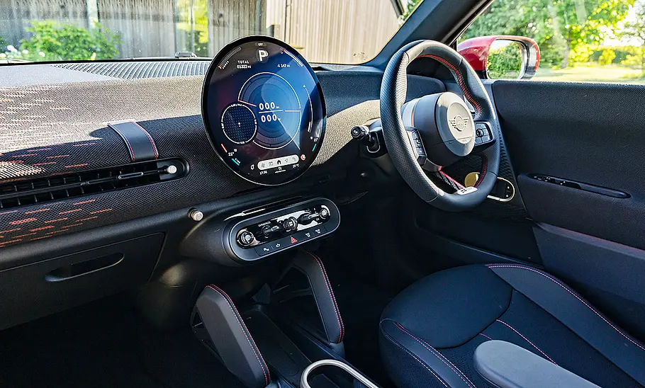 Das Cockpit des Mini JCW Electric (2025).