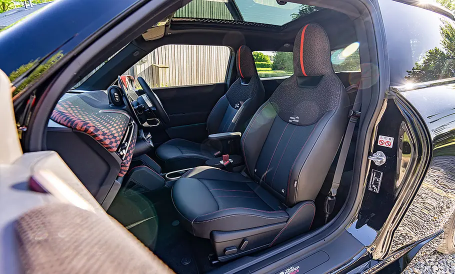 Die Vordersitze im Mini JCW Electric (2025).