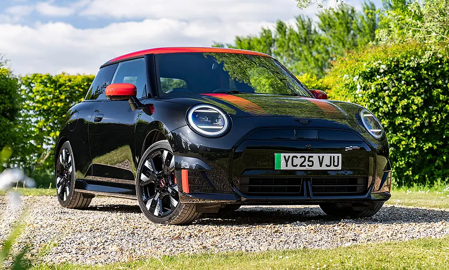 Der Mini JCW Electric (2025) stehend von schräg vorne fotografiert.
