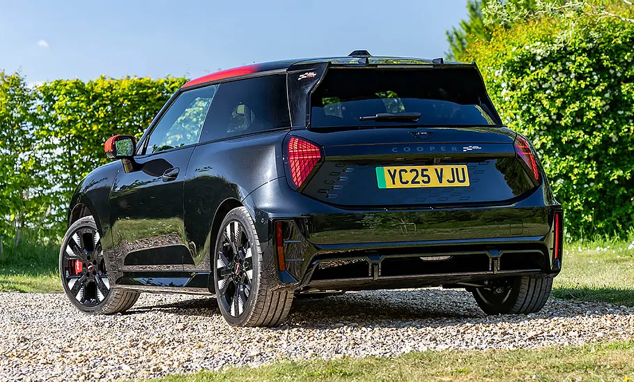 Der Mini JCW Electric (2025) stehend von schräg hinten fotografiert.