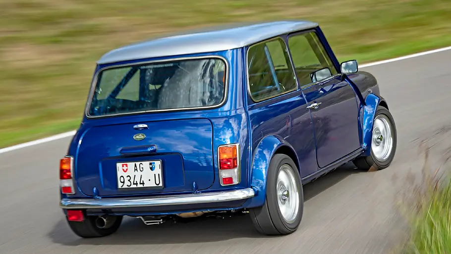 Mini Meanie 2.0 T fahrend von schräg hinten fotografiert. 