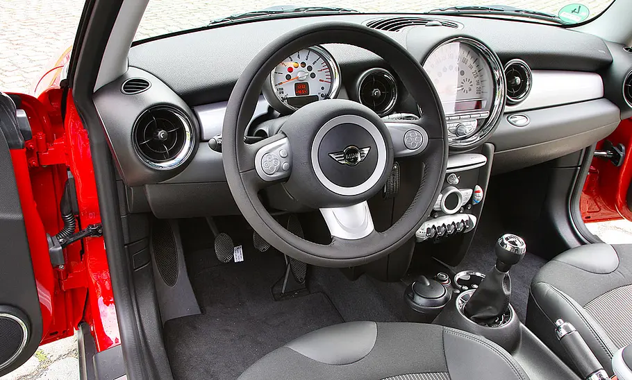 Das Cockpit des Mini One.