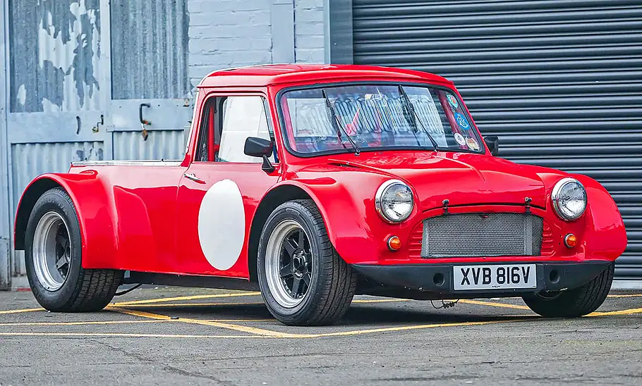 Der Mini Pick-up mit V8-Mittelmotor stehend von schräg vorne.
