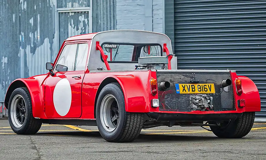 Der Mini Pick-up mit V8-Mittelmotor stehend von schräg hinten.