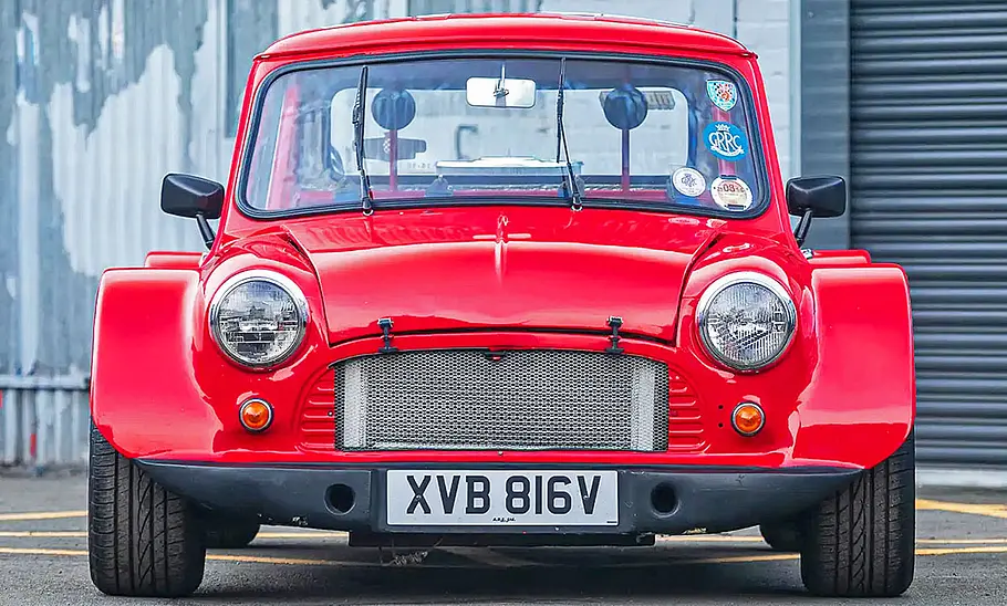 Der Mini Pick-up mit V8-Mittelmotor stehend von vorne.
