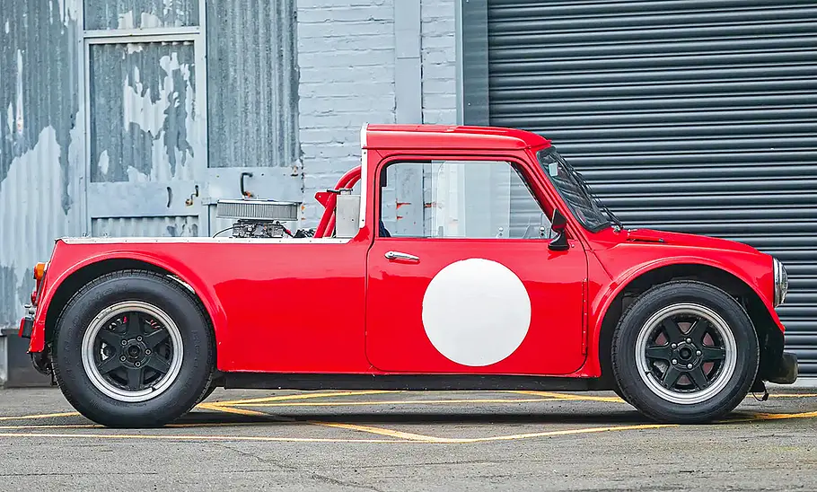 Der Mini Pick-up mit V8-Mittelmotor stehend seitlich.