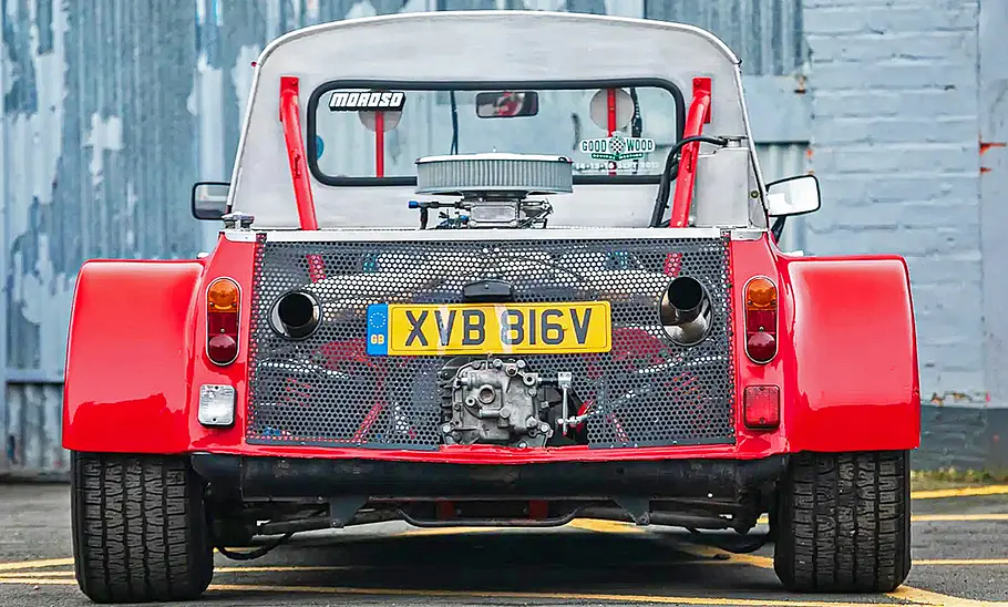 Der Mini Pick-up mit V8-Mittelmotor stehend von hinten.