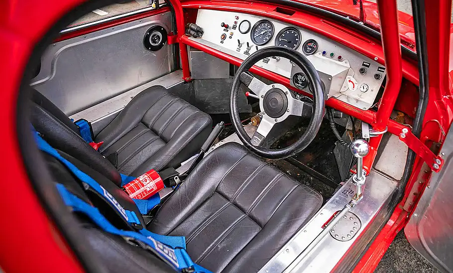 Das Cockpit des Mini Pick-up mit V8-Mittelmotor.