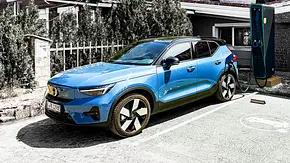 Der Volvo XC40 Recharge steht in einer Hauseinfahrt. Ansicht von vorne links. - Foto: Johannes Riegsinger