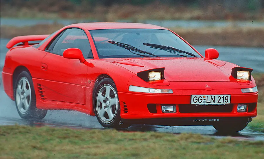 Der Mitsubishi 3000 GT fahrend von schräg vorne fotografiert.