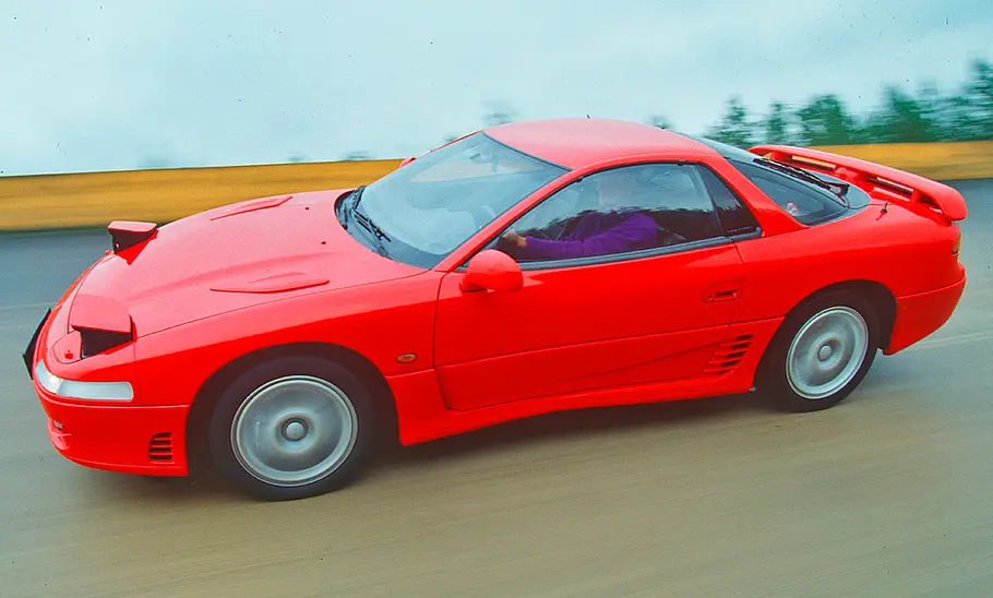 Mitsubishi 3000 GT Der Mitsubishi 3000 GT fahrend von der Seite fotografiert.