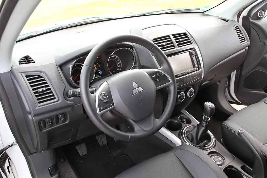Mitsubishi Outlander 2.2 Di-D Vergleich SUV ASX 1.8 DI-D Cockpit