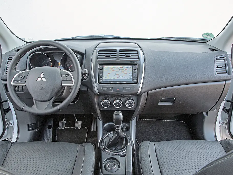 Mitsubishi ASX 1.8 DI-D 4WD Kompakt-SUV Vergleich Bilder technische Daten Cockpit