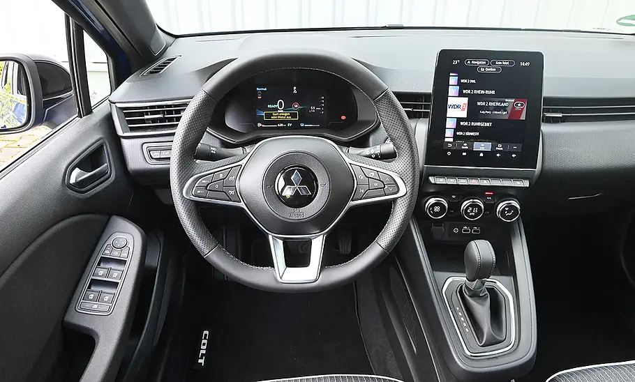 Das Cockpit des Mitsubishi Colt Hybrid 1.6.