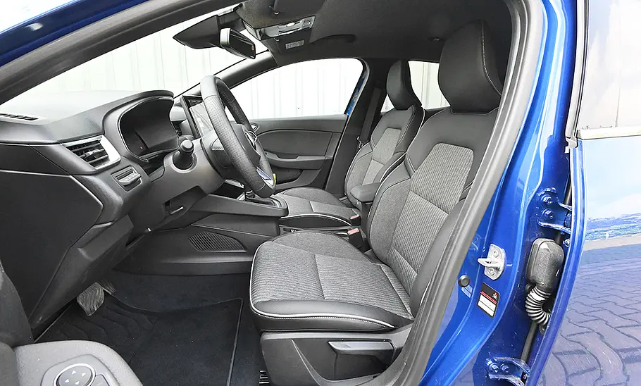 Die Vordersitze des Mitsubishi Colt Hybrid 1.6.