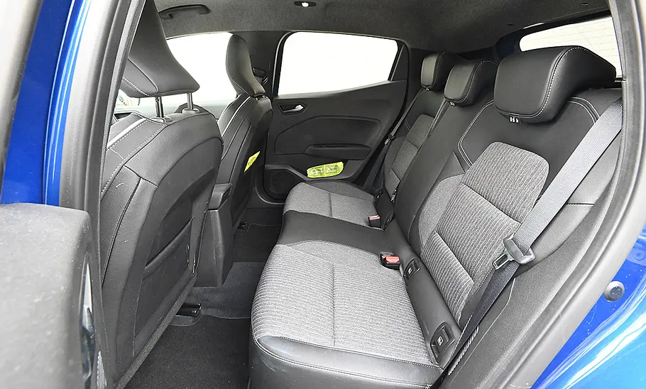 Die Rückbank des Mitsubishi Colt Hybrid 1.6.