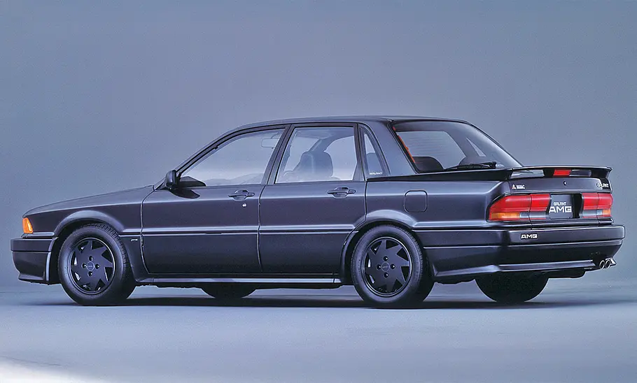 Mitsubishi Galant AMG Blick von schräg hinten auf den Mitsubishi Galant AMG.