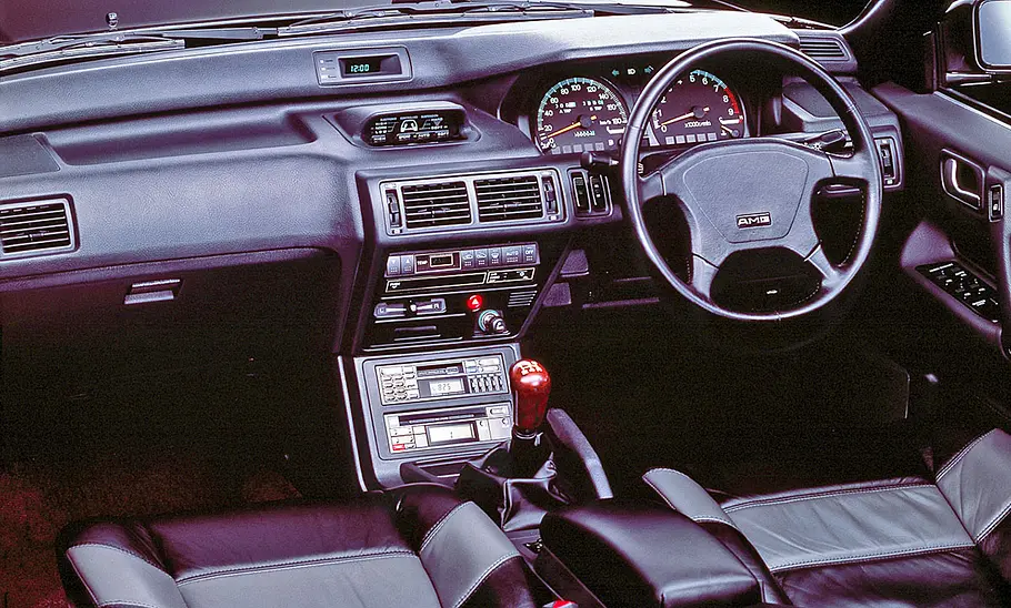 Mitsubishi Galant AMG Blick auf die Armaturen im Innenraum des Mitsubishi Galant AMG.