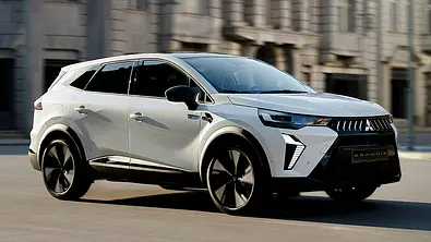 Der Mitsubishi Grandis (2025) fahrend von schräg vorne fotografiert vor einer städtischen Kulisse. - Foto: Mitsubishi