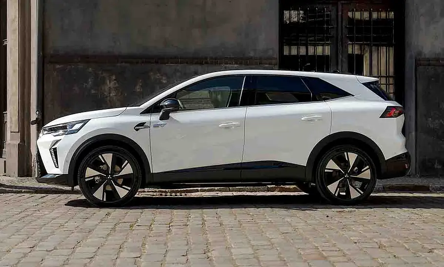 Der Mitsubishi Grandis (2025) stehend von der Seite fotografiert vor einer städtischen Kulisse.