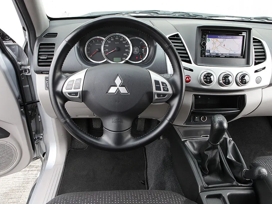 Mitsubishi L200 2.5 DI-D+ Cockpit des Mitsubishi L200 2.5 DI-D+