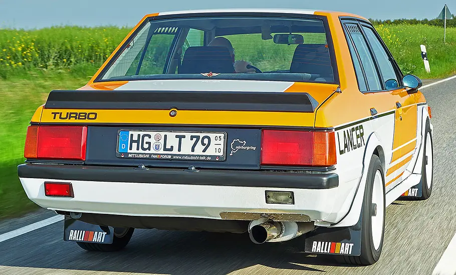 Der Mitsubishi Lancer fahrend von hinten
