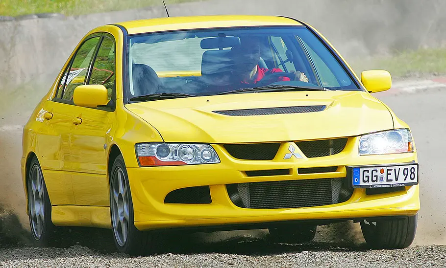 Der Mitsubishi Lancer Evo VIII fahrend von vorne.