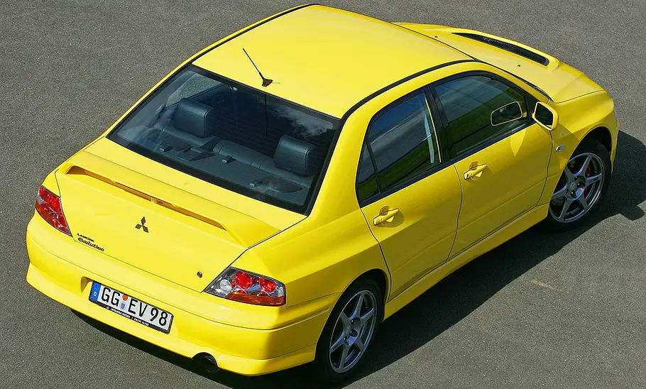 Mitsubishi Lancer Evo VIII Der Mitsubishi Lancer Evo VIII stehend von hinten.