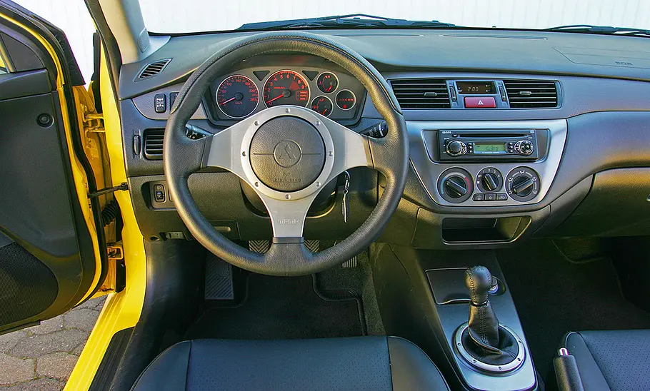 Mitsubishi Lancer Evo VIII Das Cockpit des Mitsubishi Lancer Evo VIII.