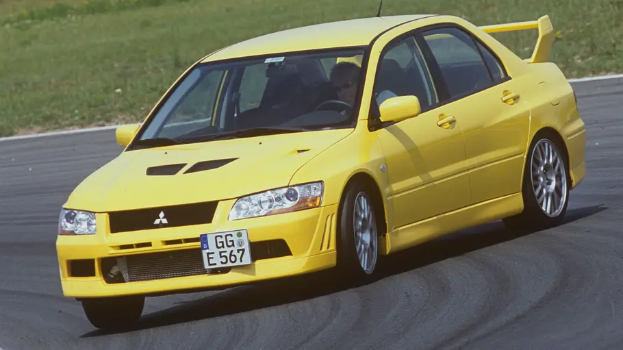Der Mitsubishi Lancer Evo VII fahrend von vorne.