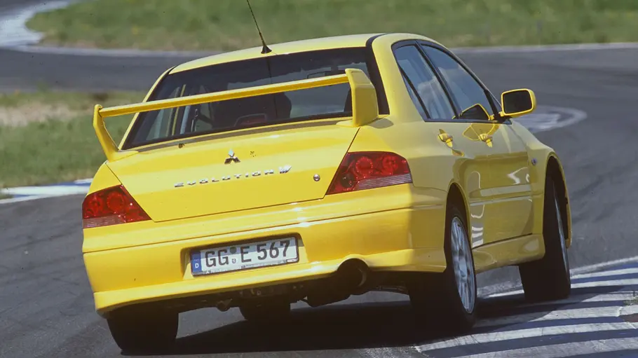 Der Mitsubishi Lancer Evo VII fahrend von hinten.